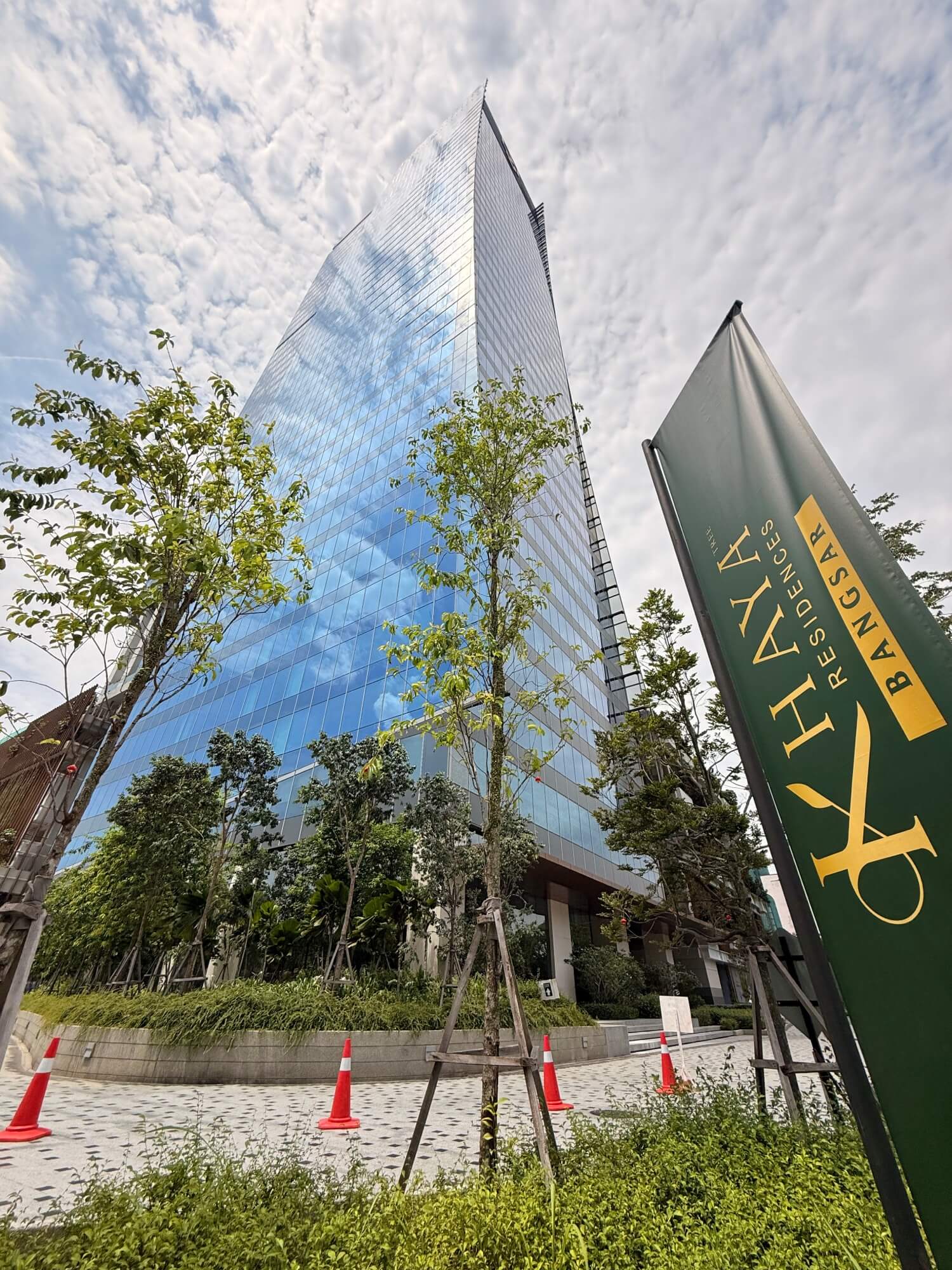 Seni bina fasad Khaya Residences menonjolkan ketersambungan ke bandar raya