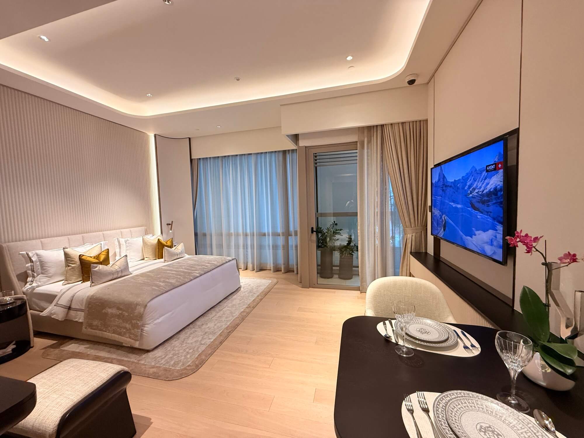 Pavilion Square Showroom Dining