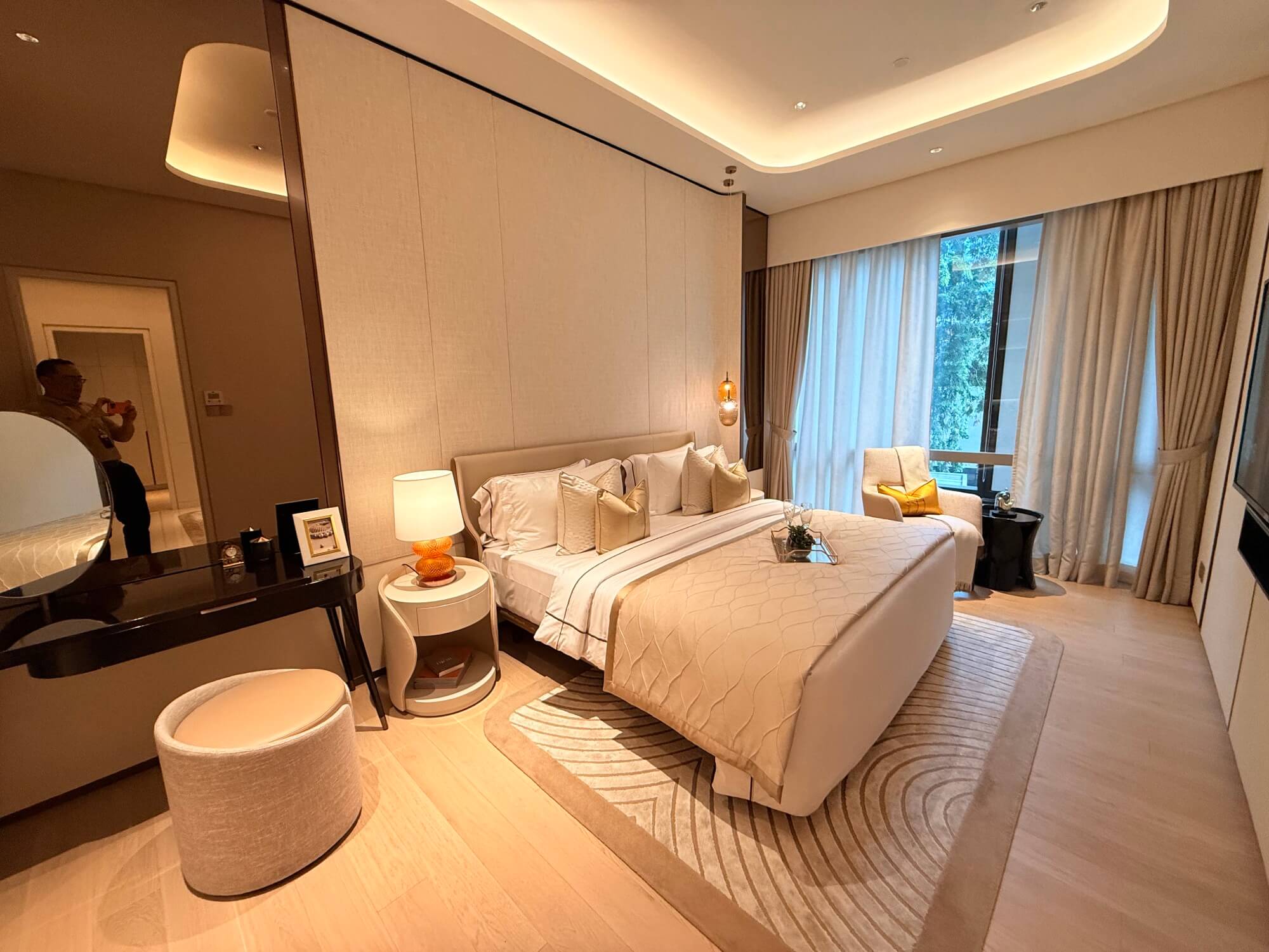 Pavilion Square Showroom Detail